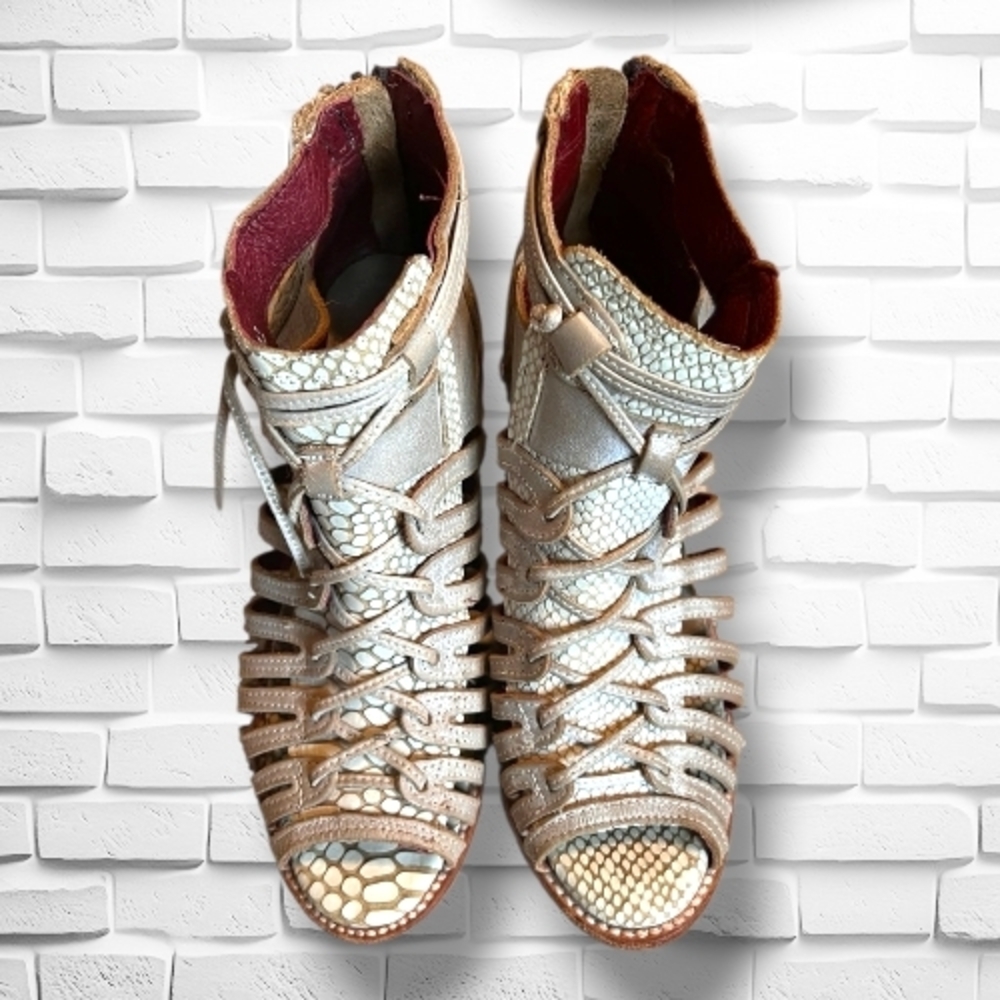 Freebird By Steven Wazee Taupe White Leather Ankle Sandals  Sz 7